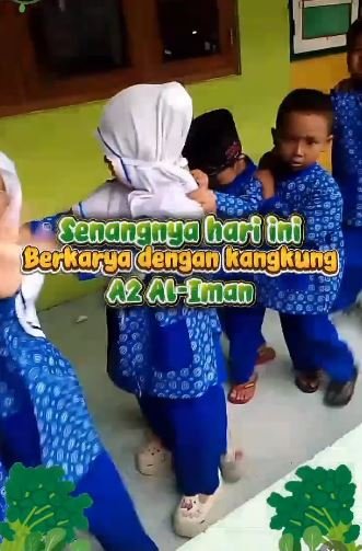 Keseruan Belajar Kreatif di RA Amanah Ummah 2 Melalui Kreasi Kangkung Siapa sangka seikat kangkung bisa menjadi media belajar yang sangat menyenangkan bagi anak-anak di sekolah? Anak-anak kelas A2 Al-Iman di RA Amanah Ummah 2 menunjukkan antusiasme luar biasa saat mengeksplorasi kreativitas menggunakan media kangkung dalam kegiatan belajar hari ini. Melalui aktivitas motorik ini, para siswa diajak untuk lebih dekat dengan alam sekaligus mengasah imajinasi mereka dalam lingkungan pendidikan yang islami dan suportif, membuktikan bahwa belajar di sekolah selalu penuh dengan kejutan yang ceria. Segera daftarkan putra-putri Anda di RA Amanah Ummah 2 untuk pengalaman belajar yang kreatif dan berakhlak mulia! pendidikan anak usia dini, sekolah islam surakarta, ra amanah ummah 2, kreasi sayuran, yayasan amanah ummah surakarta, belajar sambil bermain